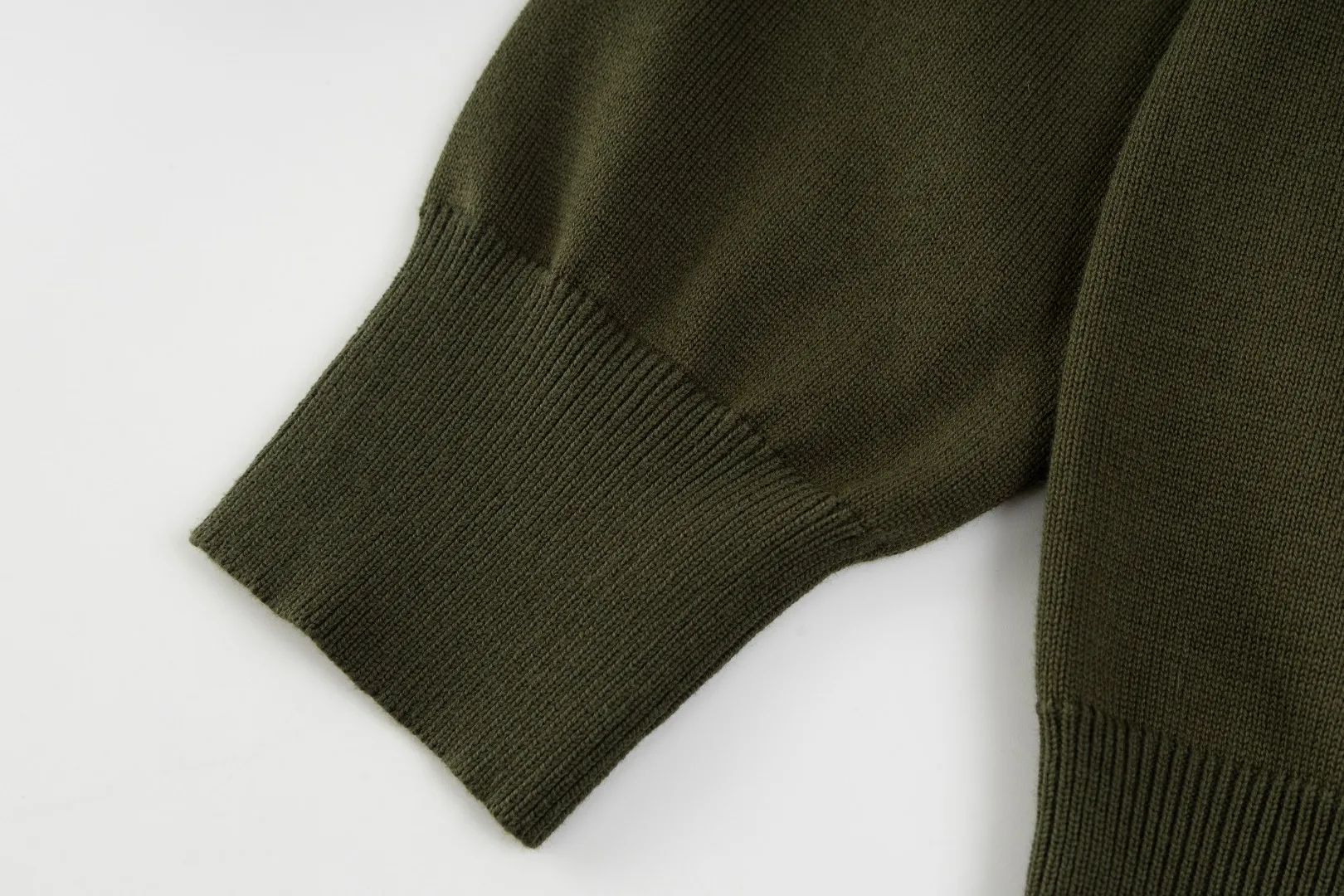 P216 #R81 Ralph Lauren knitted pony embroidered lapel polo shirt three-button pullover open chest long-sleeved sweater Official website synchronization Same style for men and women Sizes: S-XL Color: White Blue Gray Dark Gray Khaki Military Green Navy White Label Navy Blue Red Label Black Red Label Black White Label Pink Classic cotton yarn 100% white cotton High-quality goods Classic styles have always been popular! The workmanship details are very good! The simple lapel polo pullover sweater is always the standard, with classic brand embroidery on the chest! All major stars have the same style! Best for couples. High quality goods! Xinjiang cotton micro-elastic and smooth fabric has excellent quality. Pure cotton is soft and skin-friendly. Size: S M L